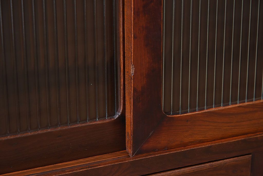 アンティーク家具　前面欅材　鉄脚付き!モールガラス引き戸のアンティークローボード