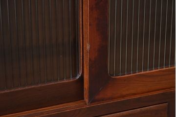 アンティーク家具　前面欅材　鉄脚付き!モールガラス引き戸のアンティークローボード