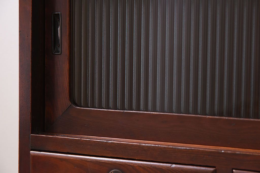 アンティーク家具　前面欅材　鉄脚付き!モールガラス引き戸のアンティークローボード