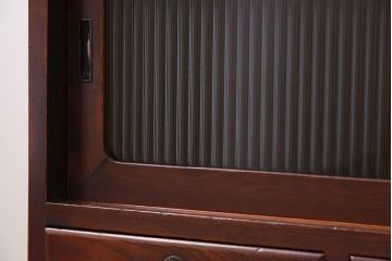 アンティーク家具　前面欅材　鉄脚付き!モールガラス引き戸のアンティークローボード