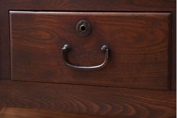 アンティーク家具　前面欅材　鉄脚付き!モールガラス引き戸のアンティークローボード