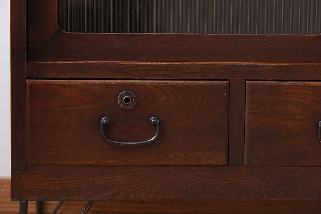 アンティーク家具　前面欅材　鉄脚付き!モールガラス引き戸のアンティークローボード