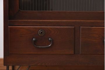 アンティーク家具　前面欅材　鉄脚付き!モールガラス引き戸のアンティークローボード