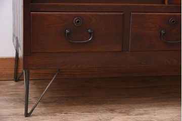 アンティーク家具　前面欅材　鉄脚付き!モールガラス引き戸のアンティークローボード