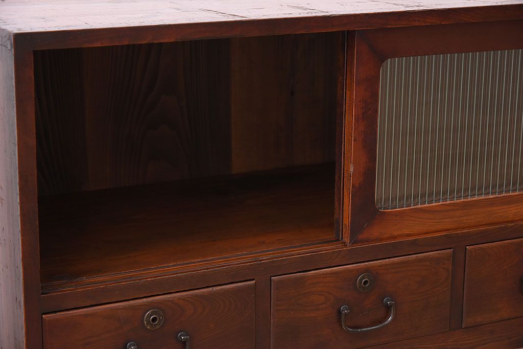 アンティーク家具　前面欅材　鉄脚付き!モールガラス引き戸のアンティークローボード