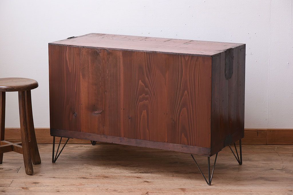 アンティーク家具　前面欅材　鉄脚付き!モールガラス引き戸のアンティークローボード