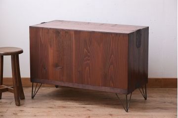 アンティーク家具　前面欅材　鉄脚付き!モールガラス引き戸のアンティークローボード