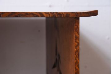 アンティーク家具　透かし彫り　指物　高級品　タモ玉杢材の小ぶりな古い飾り棚