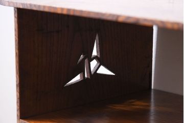 アンティーク家具　透かし彫り　指物　高級品　タモ玉杢材の小ぶりな古い飾り棚