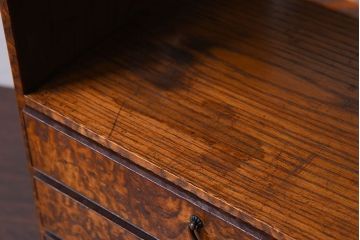 アンティーク家具　透かし彫り　指物　高級品　タモ玉杢材の小ぶりな古い飾り棚
