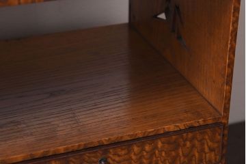 アンティーク家具　透かし彫り　指物　高級品　タモ玉杢材の小ぶりな古い飾り棚