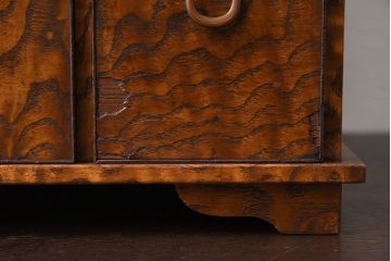 アンティーク家具　透かし彫り　指物　高級品　タモ玉杢材の小ぶりな古い飾り棚