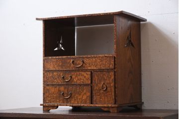 アンティーク家具　透かし彫り　指物　高級品　タモ玉杢材の小ぶりな古い飾り棚