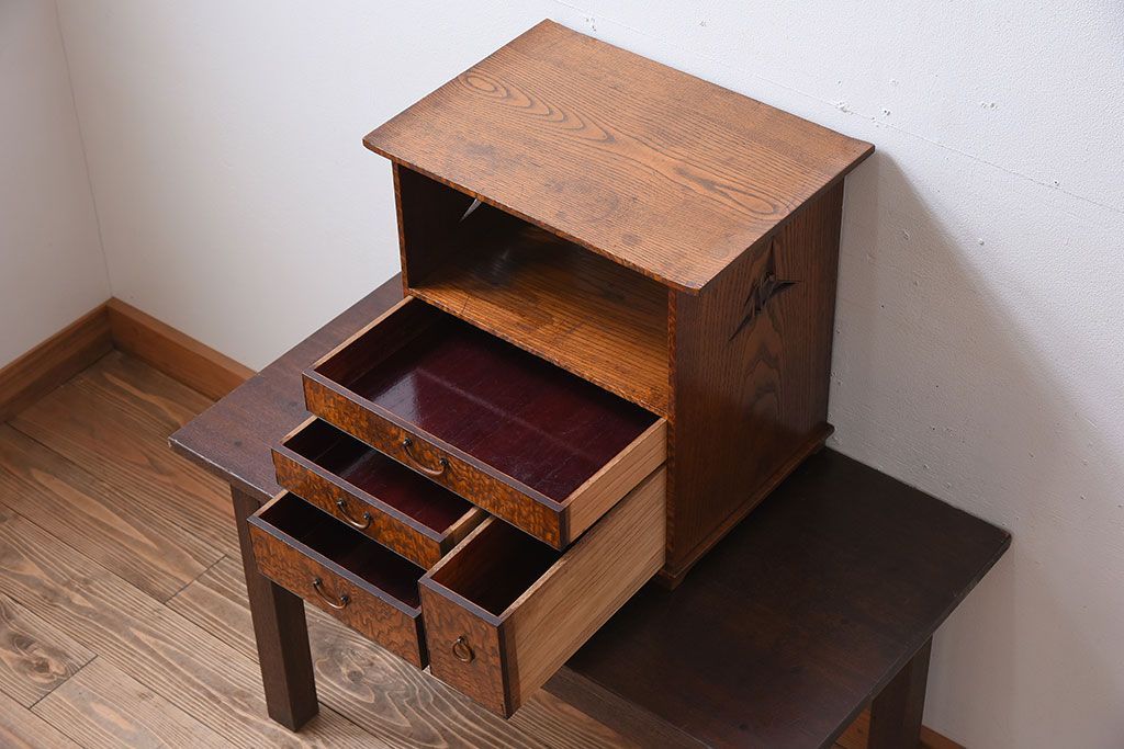 アンティーク家具　透かし彫り　指物　高級品　タモ玉杢材の小ぶりな古い飾り棚