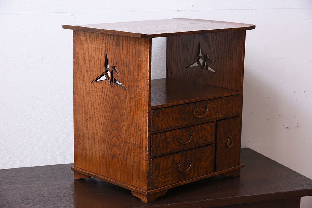 アンティーク家具　透かし彫り　指物　高級品　タモ玉杢材の小ぶりな古い飾り棚