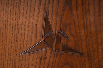 アンティーク家具　透かし彫り　指物　高級品　タモ玉杢材の小ぶりな古い飾り棚