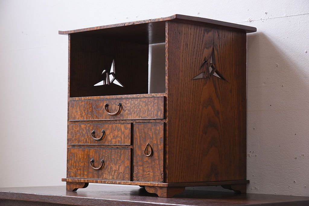 アンティーク家具　透かし彫り　指物　高級品　タモ玉杢材の小ぶりな古い飾り棚