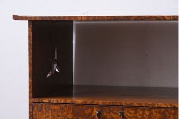 アンティーク家具　透かし彫り　指物　高級品　タモ玉杢材の小ぶりな古い飾り棚