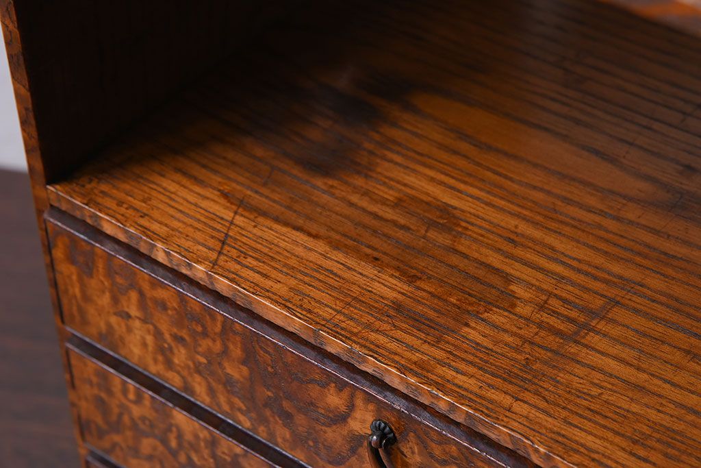 アンティーク家具　透かし彫り　指物　高級品　タモ玉杢材の小ぶりな古い飾り棚