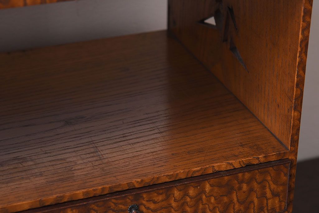 アンティーク家具　透かし彫り　指物　高級品　タモ玉杢材の小ぶりな古い飾り棚