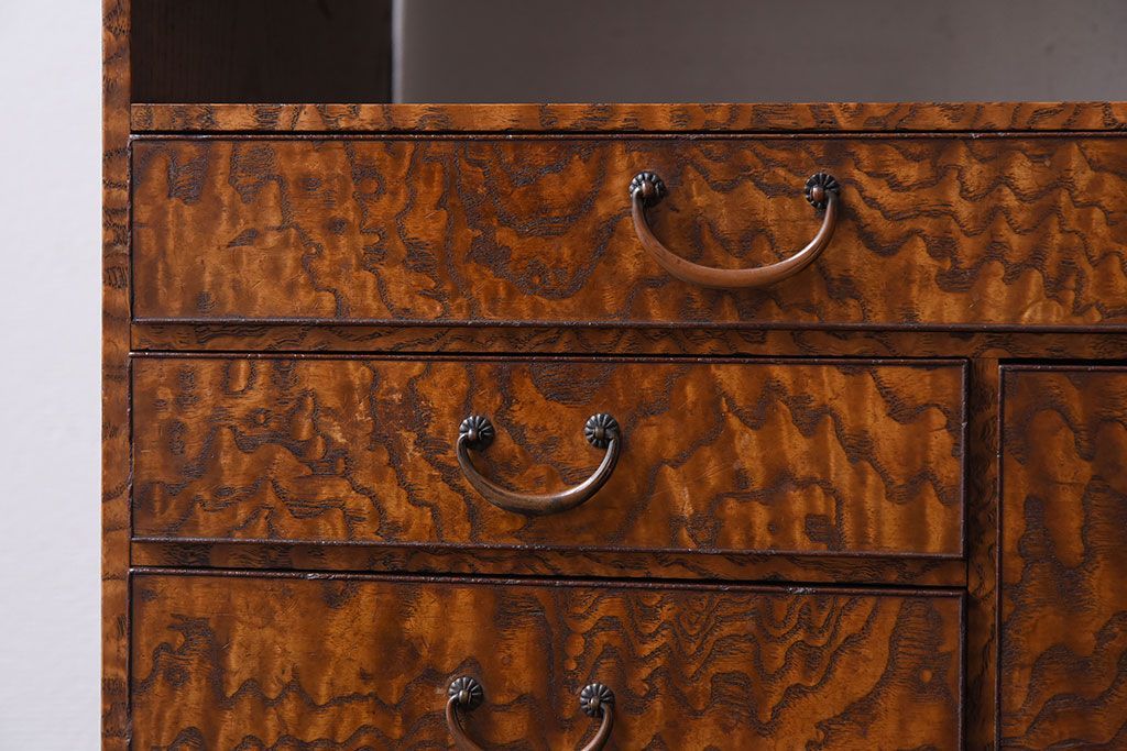 アンティーク家具　透かし彫り　指物　高級品　タモ玉杢材の小ぶりな古い飾り棚