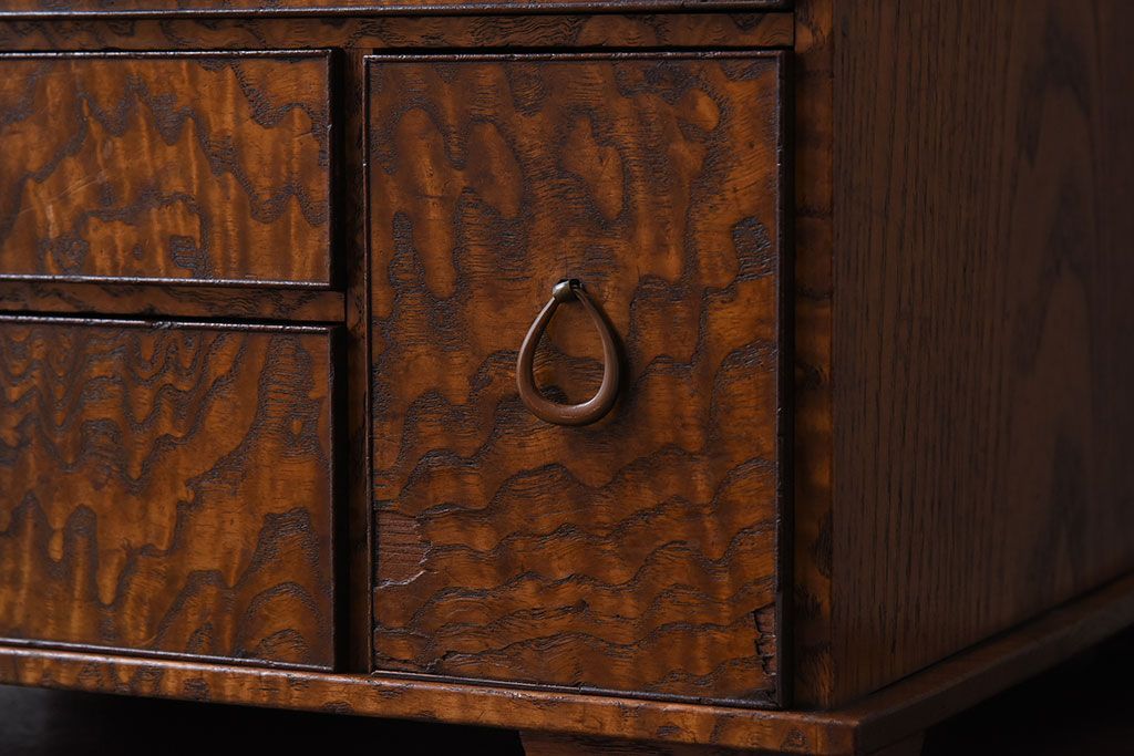 アンティーク家具　透かし彫り　指物　高級品　タモ玉杢材の小ぶりな古い飾り棚