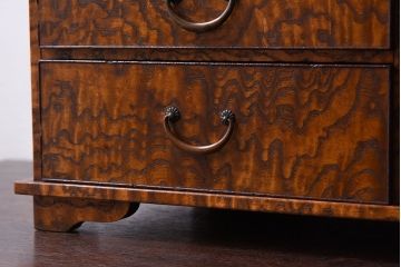 アンティーク家具　透かし彫り　指物　高級品　タモ玉杢材の小ぶりな古い飾り棚