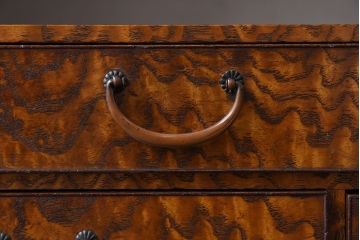 アンティーク家具　透かし彫り　指物　高級品　タモ玉杢材の小ぶりな古い飾り棚