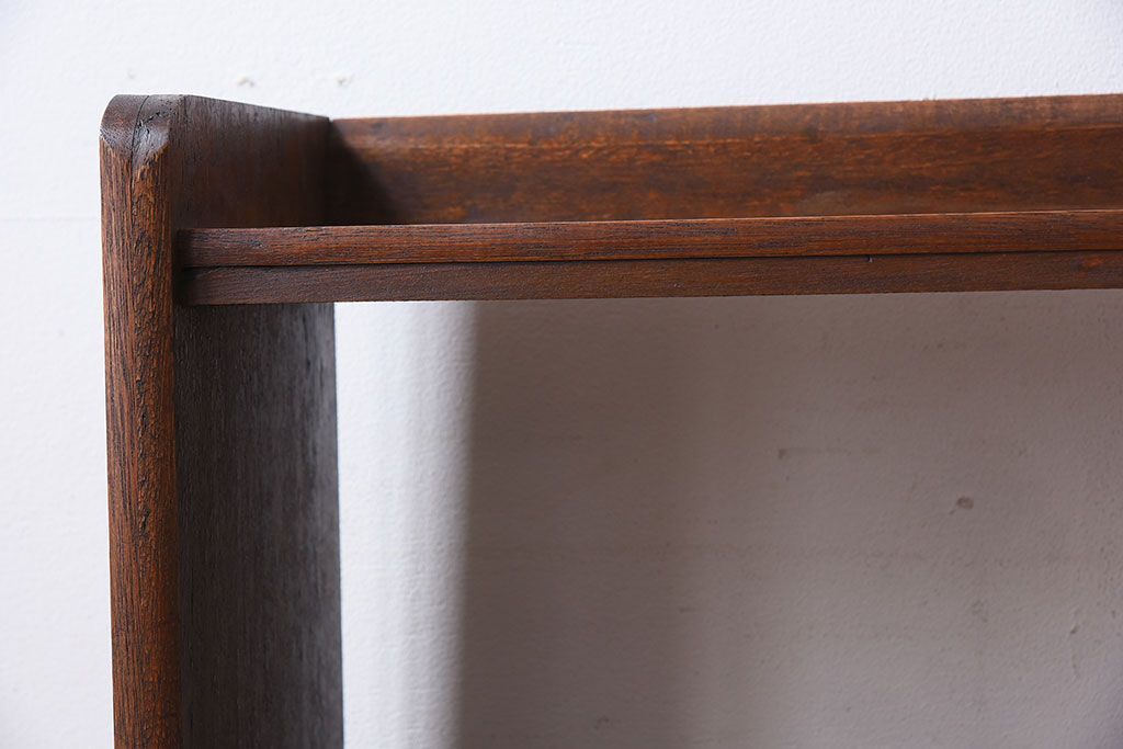 アンティーク家具　小振りでシンプルな古い木製の本棚(2)