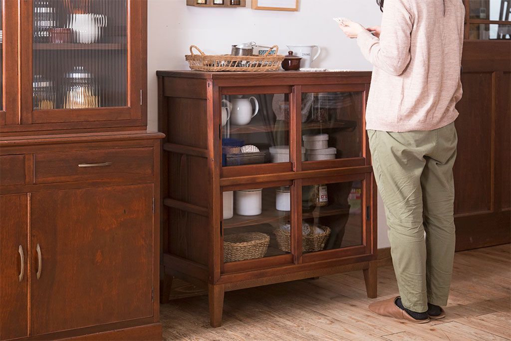 アンティーク家具　前面檜材　大正期　脚付き!引き戸のアンティーク収納棚