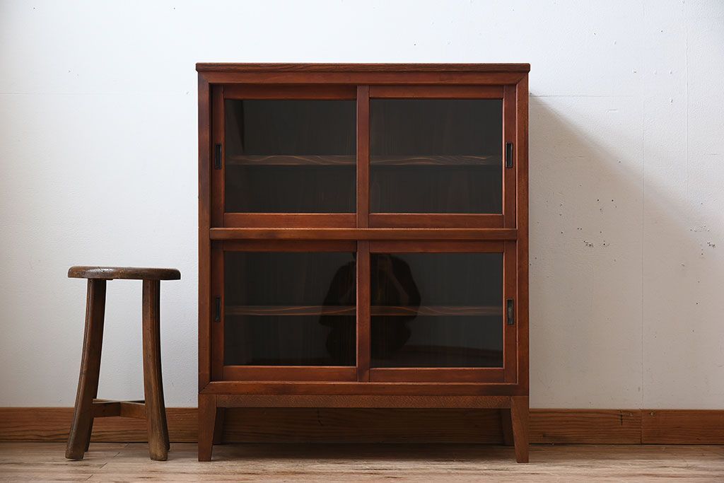 アンティーク家具　前面檜材　大正期　脚付き!引き戸のアンティーク収納棚