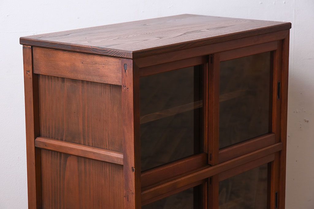 アンティーク家具　前面檜材　大正期　脚付き!引き戸のアンティーク収納棚