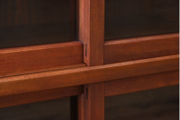 アンティーク家具　前面檜材　大正期　脚付き!引き戸のアンティーク収納棚