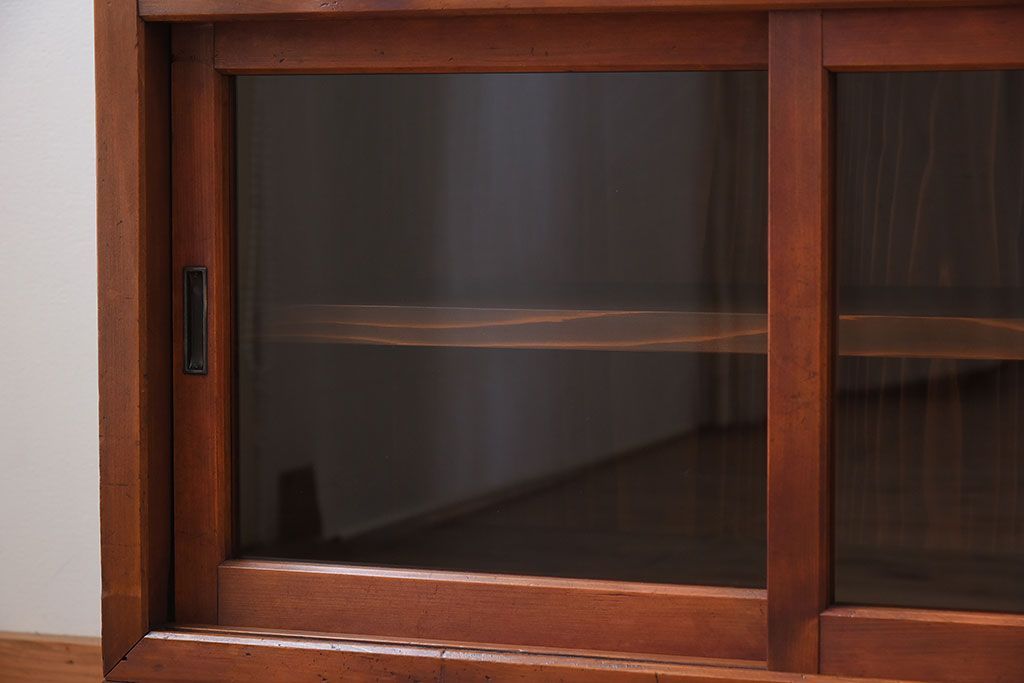 アンティーク家具　前面檜材　大正期　脚付き!引き戸のアンティーク収納棚