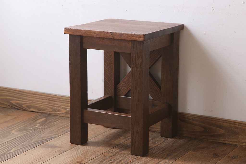 レトロ家具　昭和レトロ!ナラ材製　古い木味が魅力的な角スツール