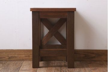 レトロ家具　昭和レトロ!ナラ材製　古い木味が魅力的な角スツール