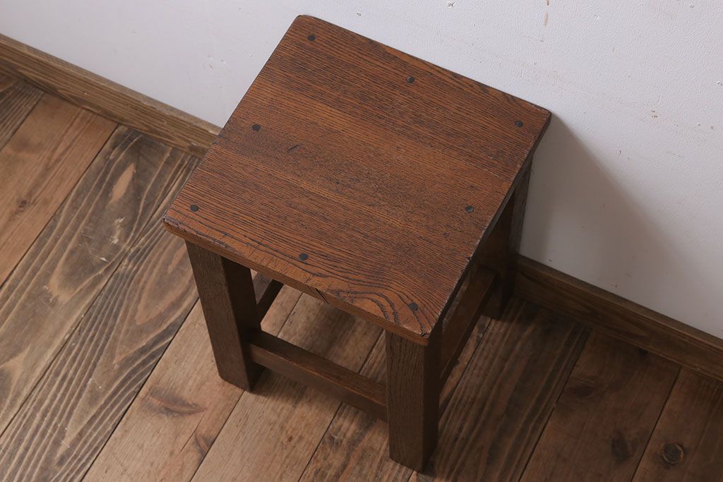 レトロ家具　昭和レトロ!ナラ材製　古い木味が魅力的な角スツール