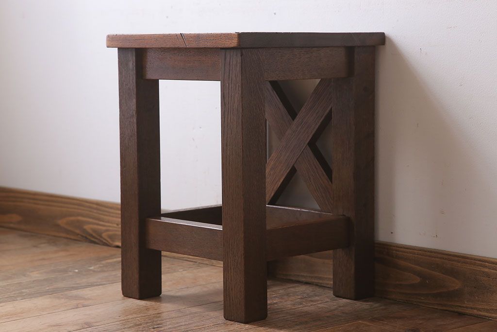 レトロ家具　昭和レトロ!ナラ材製　古い木味が魅力的な角スツール