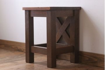 レトロ家具　昭和レトロ!ナラ材製　古い木味が魅力的な角スツール