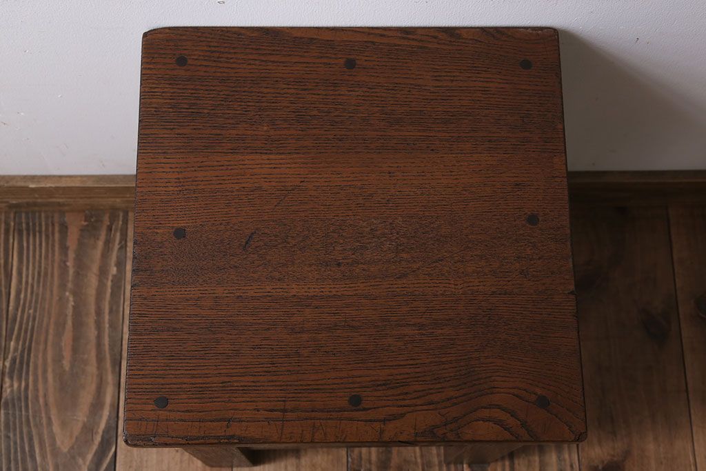 レトロ家具　昭和レトロ!ナラ材製　古い木味が魅力的な角スツール