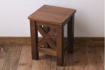 レトロ家具　昭和レトロ!ナラ材製　古い木味が魅力的な角スツール