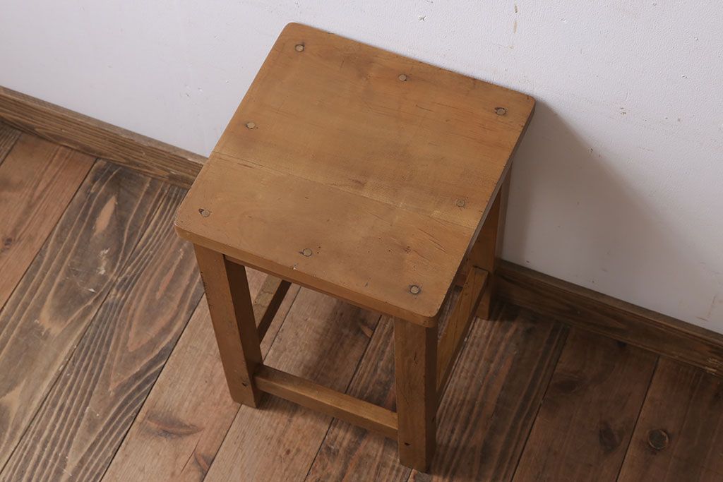 レトロ家具　昭和レトロ!古い木味が魅力的な角スツール(1)