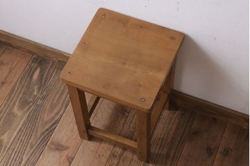 レトロ家具　昭和レトロ!古い木味が魅力的な角スツール(1)