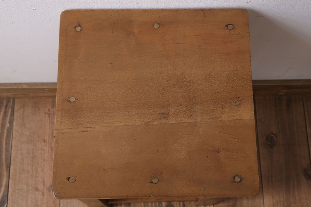 レトロ家具　昭和レトロ!古い木味が魅力的な角スツール(1)