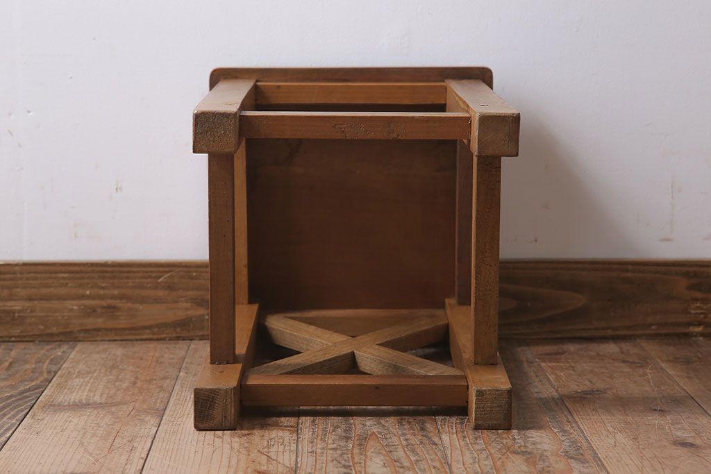 レトロ家具　昭和レトロ!古い木味が魅力的な角スツール(1)