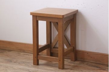 レトロ家具　昭和レトロな古い学校の角スツール(1)
