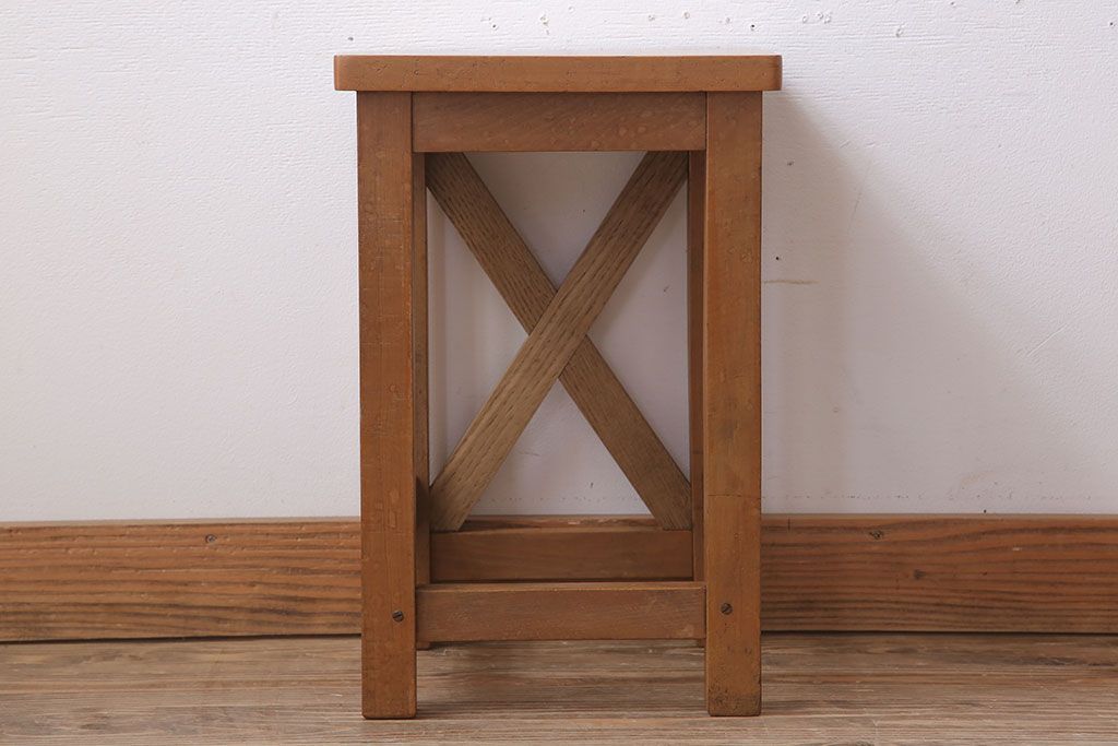 レトロ家具　昭和レトロな古い学校の角スツール(1)