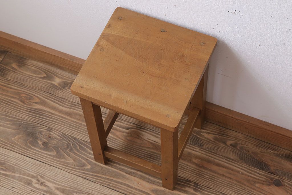 レトロ家具　昭和レトロな古い学校の角スツール(1)