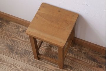 レトロ家具　昭和レトロな古い学校の角スツール(1)