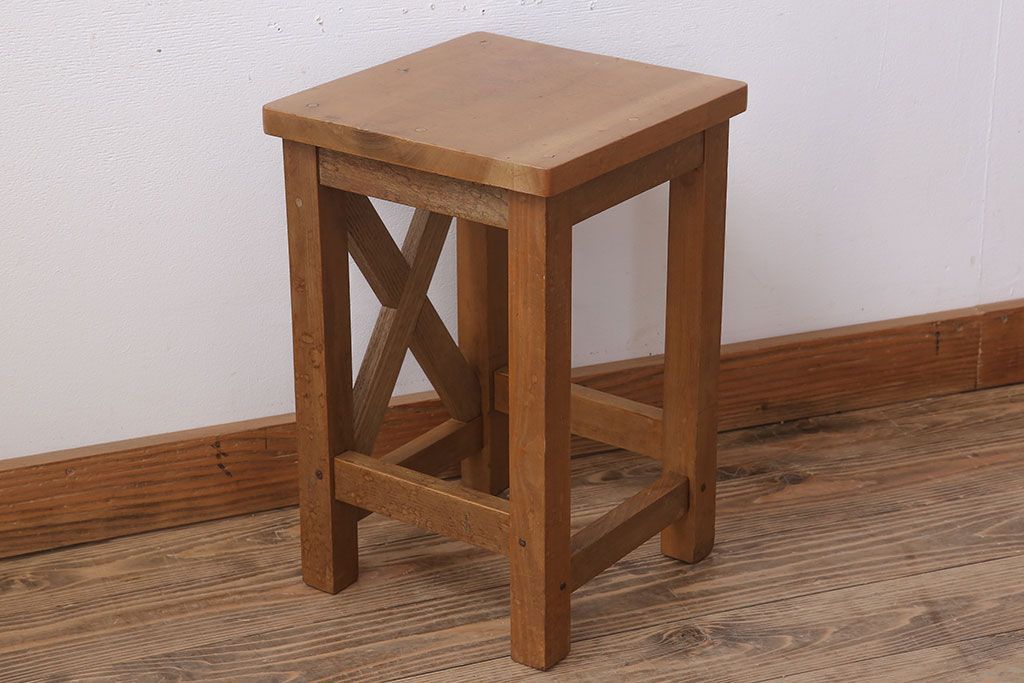レトロ家具　昭和レトロな古い学校の角スツール(1)